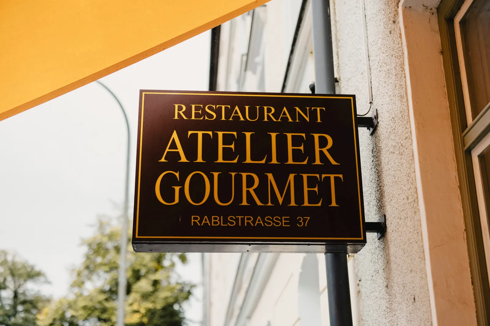 Schild an der Fassade: Restaurant Atelier Gourmet, Rablstraße 37