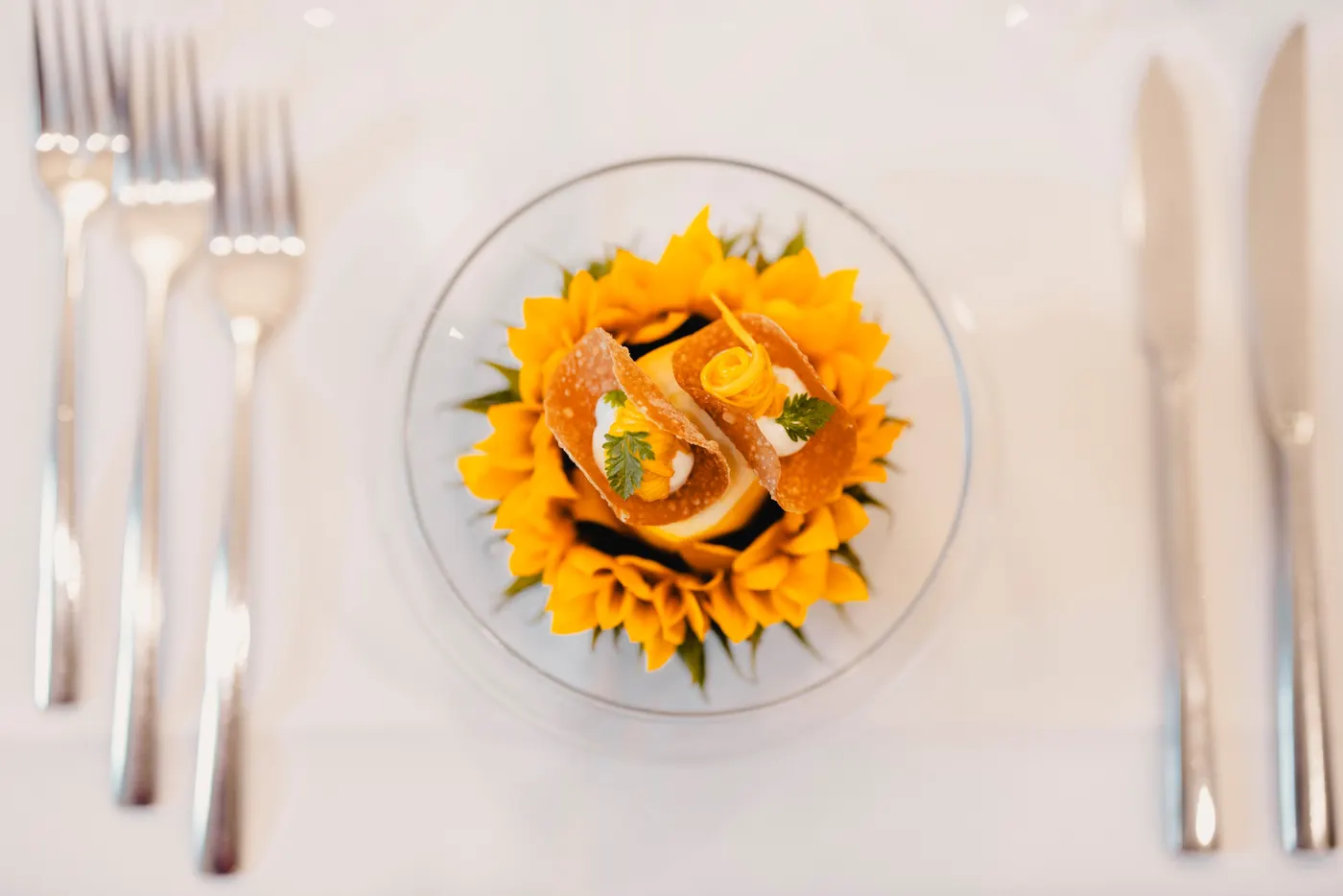 Ein Gericht, angerichtet in einer Sonnenblume