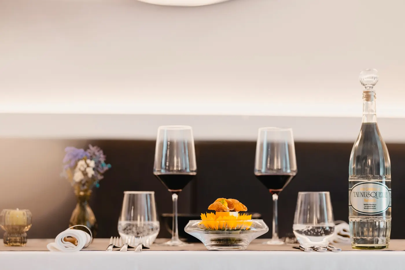 Zwei Gläser Rotwein auf der gedeckten Tafel
