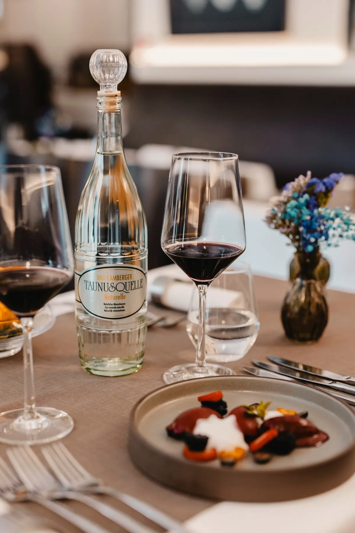 Tisch am Abend mit Rotwein und Dessert